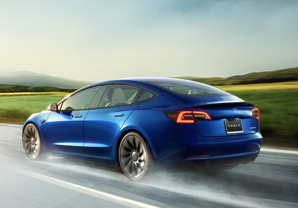 Tesla Model 3 azzurra laterale posteriore Tesla Model 3 azzurra laterale posteriore